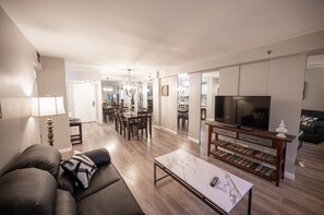 Télévision, lecteur de DVD, table de tennis de table