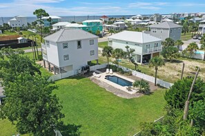 Um bairro residencial com casas, piscina e gramado.
