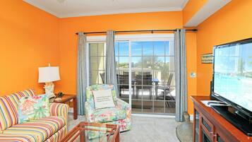 Een televisie, een open haard en een dvd-speler