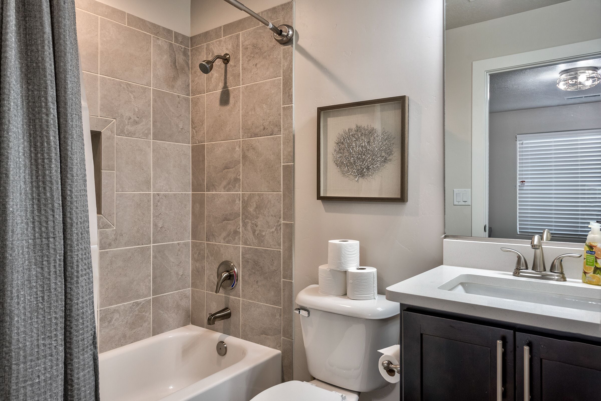 Une salle de bain avec une baignoire, des toilettes et un lavabo.