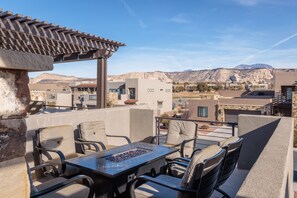 Outdoor dining - Snow Canyon Views - 4BR w/ Game Room & Fire Pit (St. George)