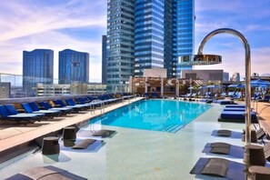 Pool - Stay Together Suites - Spacious Condominium,Sleeps 12, Center Strip- Jockey Club (Las Vegas)