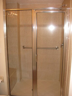 Badewanne, Whirlpool, Haartrockner, Handtücher