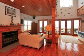 TV, DVD player - Beachfront, Quiet Beach, Spacious~ Hatchling Hideaway (Indian Pass)