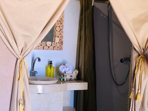 Shower, rainfall showerhead, free toiletries, towels - Pueblo Touareg (Taouz)