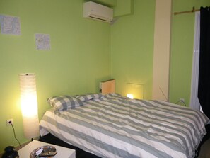 Tabla de planchar con plancha, wifi, ropa de cama