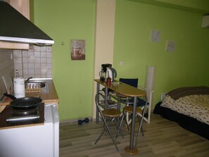 ثلاجة، ميكروويف، موقد طهي مسطح، ماكينة لصنع القهوة/الشاي