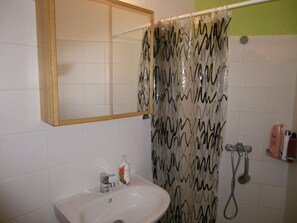 تجهيزات دش، مناشف، صابون، شامبو