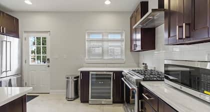 Hidden Gem@Capitol Hill, 4BDR,2.5BA , 2 Blocks to Metro - DowntownDC, DCA, IAD