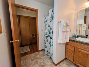 Bathtub, towels - Island Fox - Home nestled in the Woods with Screened-in Porch! (La Pointe)