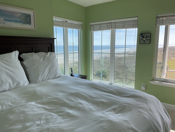 3 bedrooms, iron/ironing board, travel crib, free WiFi