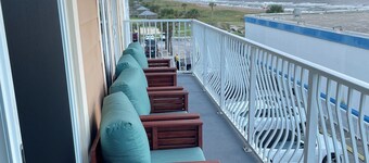 Rett på stranden - fantastisk utsikt over havet fra alle rom!