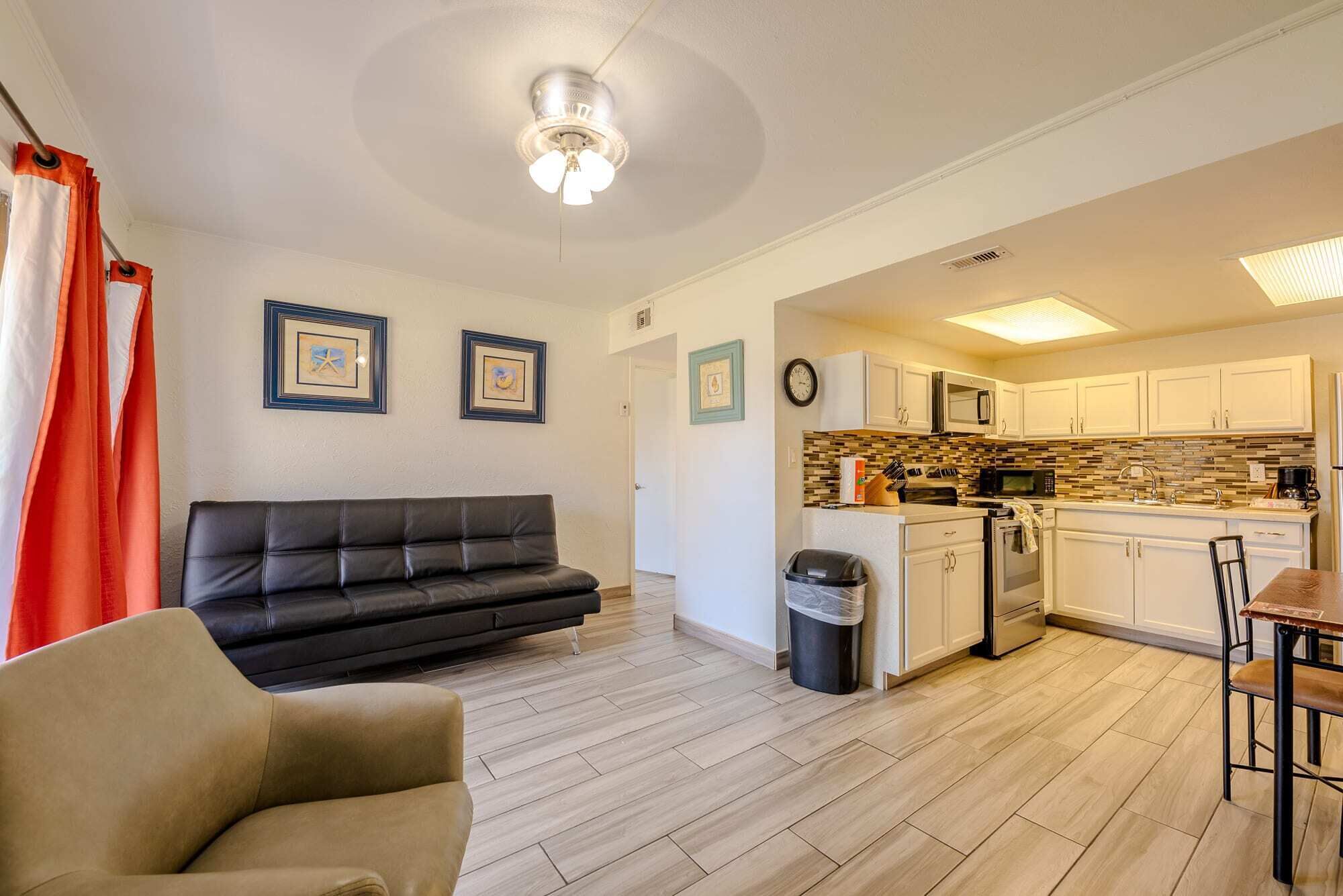 Televisión, libros y oficina 