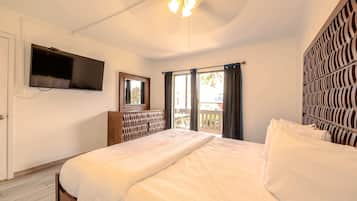 1 habitación, escritorio, tabla de planchar con plancha y cuna de viaje