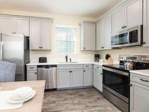 Refrigerador, microondas, horno y lavavajillas 