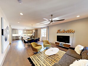 Smart TV, fireplace - 12th South Luxury 3 bedrooms & 3 & 1/2 baths. Close to Downtown! (Nashville)