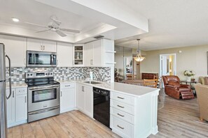 Køleskab, mikrobølgeovn, ovn, kogeplade