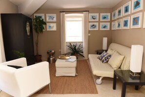 テレビ、暖炉、DVD プレーヤー、書庫