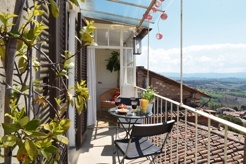 Charming Medieval Townhouse with Breathtaking Views in the historic centre Todi