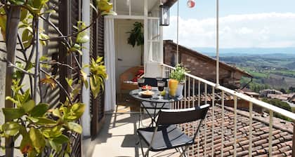 Charming Medieval Townhouse with Breathtaking Views in the historic centre Todi