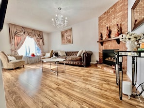 Smart TV, fireplace, Netflix, books