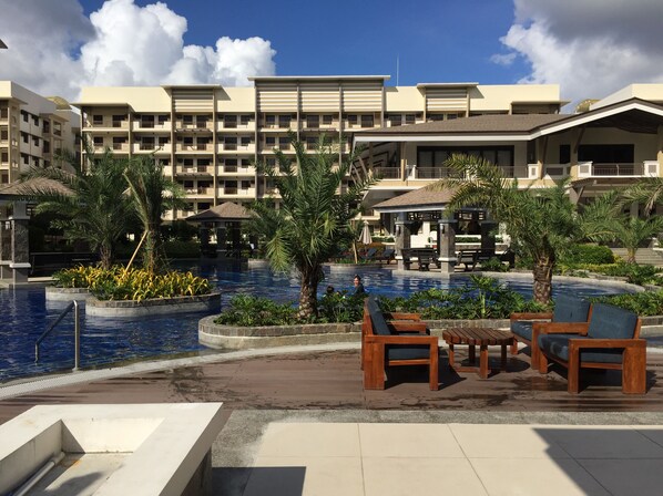 Outdoor pool - Asteria Residences , 2 BR near Airport (Sucat Parañaque)