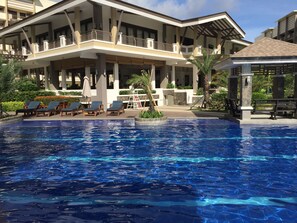 Outdoor pool - Asteria Residences , 2 BR near Airport  (Sucat Parañaque)
