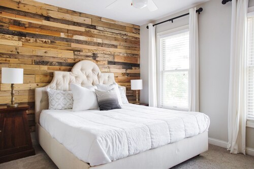 Eclectic Short North Home - Free Parking, Private Backyard, Walk to All