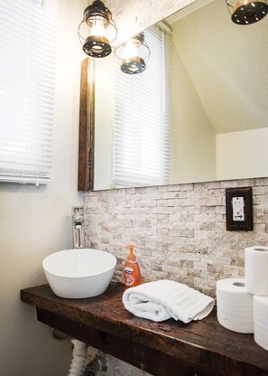 Combined shower/bathtub, hair dryer, towels, soap