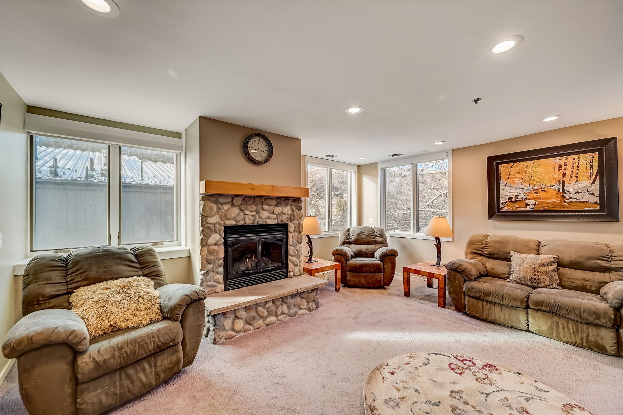 Bright 3 BR 3.5 Bath Townhouse Condo, Central AC, Jacuzzi