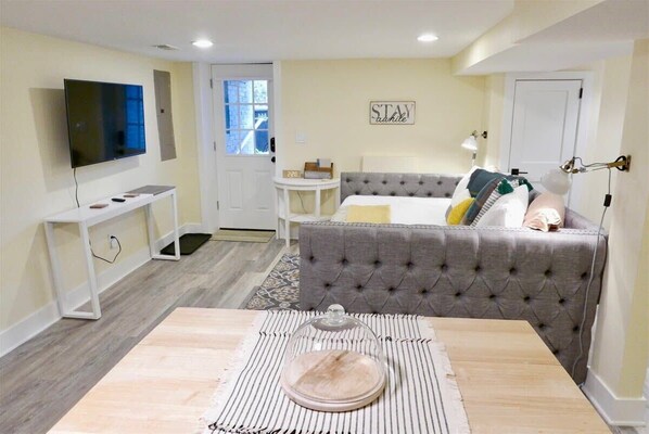 Työpöytä, silitysrauta/-lauta, Wi-Fi, vuodevaatteet