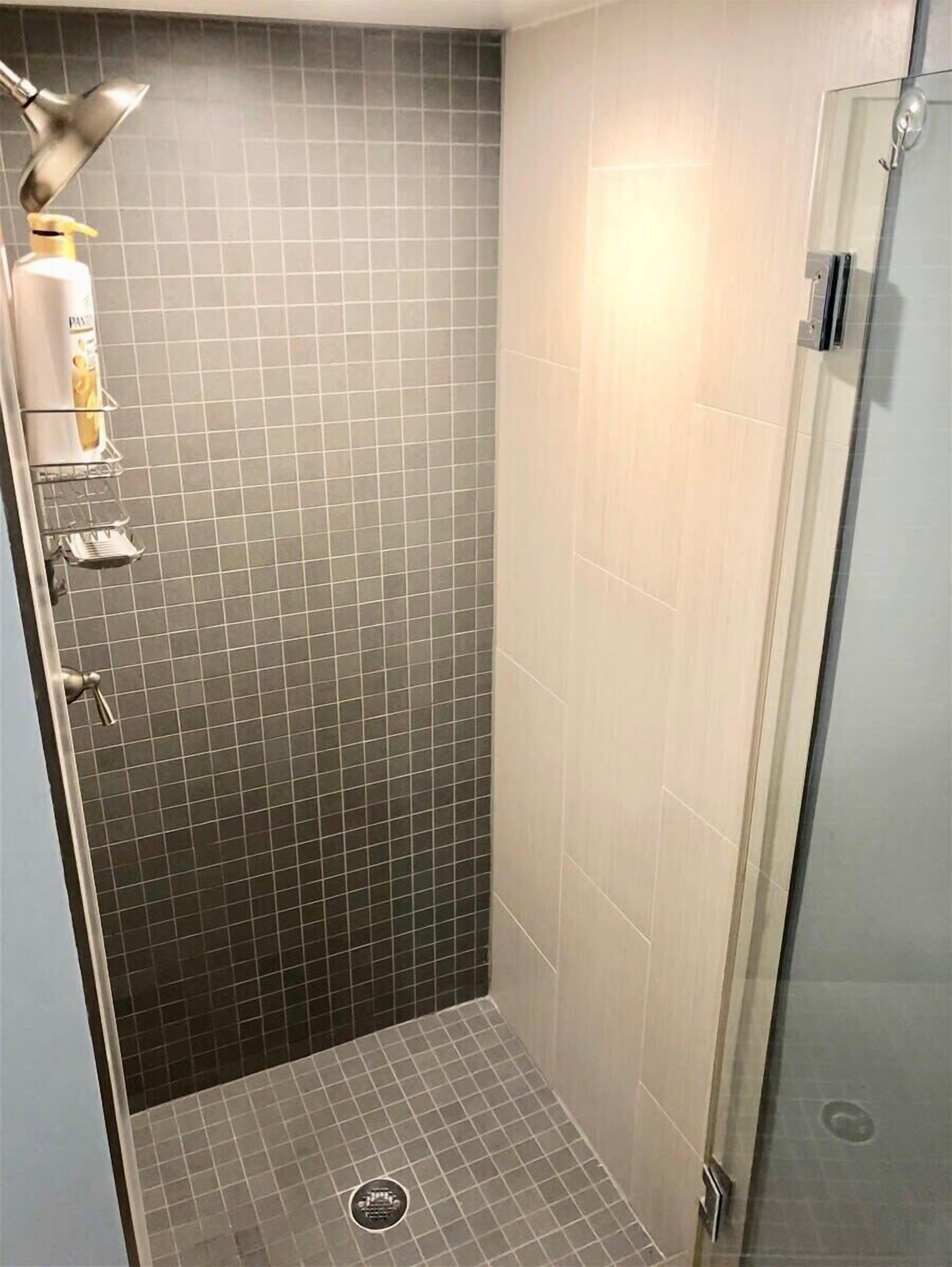 Douche, sèche-cheveux, serviettes fournies, shampoing