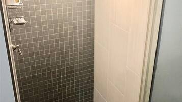 Douche, sèche-cheveux, serviettes fournies, shampoing