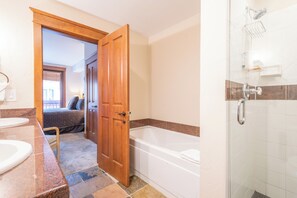 Duschwanne, Haartrockner, Fußbodenheizung (Badezimmer), Handtücher