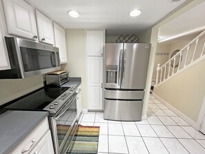 Een koelkast, een microgolfoven, een oven, een kookplaat