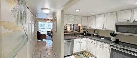 ثلاجة، ميكروويف، فرن، موقد طهي مسطح