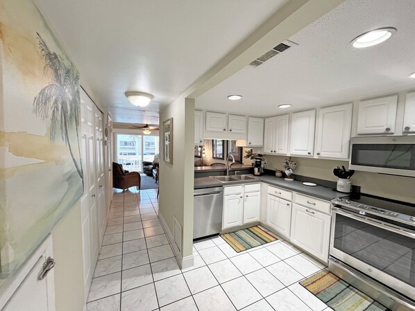 Een koelkast, een microgolfoven, een oven, een kookplaat