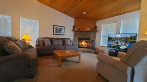 TV, fireplace, DVD player - 32 Fairway Village-Sunriver, Oregon: Hot Tub, Pool in Complex, BBQ, WiFi, SHARC Aquatics, Tubing Hill, Mt. Bachelor, Golf, Deschutes River, Tennis, Bike Paths (Sunriver)