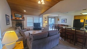 A cozy living room with a fireplace, a television, and comfortable seating. - 32 Fairway Village-Sunriver, Oregon: Hot Tub, Pool in Complex, BBQ, WiFi, SHARC Aquatics, Tubing Hill, Mt. Bachelor, Golf, Deschutes River, Tennis, Bike Paths (Sunriver)