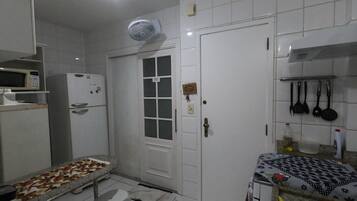 Kylskåp, mikrovågsugn, spishäll och kaffe- och tebryggare