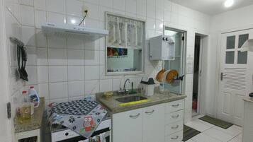 Kylskåp, mikrovågsugn, spishäll och kaffe- och tebryggare