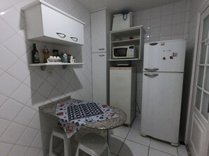 Kühlschrank, Mikrowelle, Herdplatte, Wasserkocher mit Kaffee-/Teezubehör