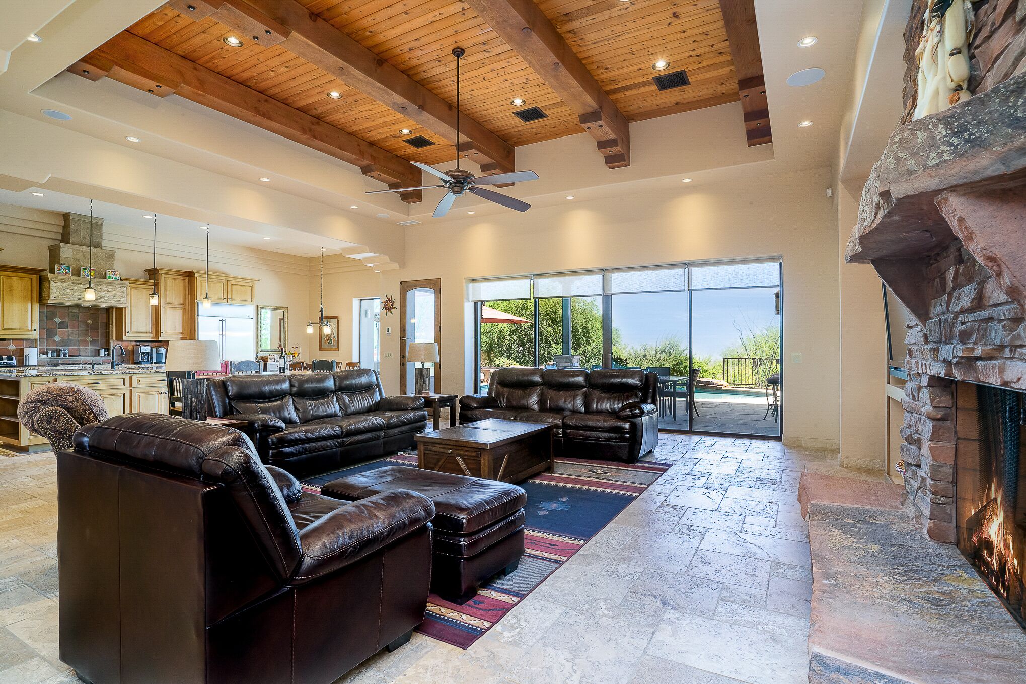 TV, peis, DVD-spiller og fotballspill