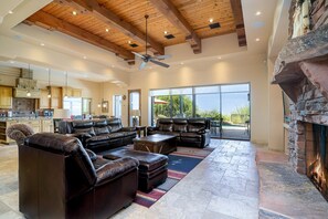 TV, lareira, DVD player, pebolim