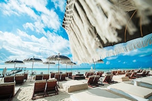 Aan het strand, ligstoelen aan het strand, strandlakens