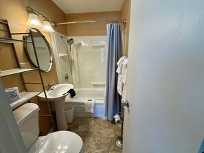 Bathtub, hair dryer - Suite One at La Pointe Lodging (La Pointe)