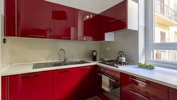 Kühlschrank, Mikrowelle, Ofen, Herdplatte