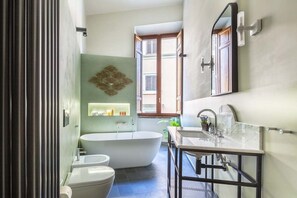 Dusche, Haartrockner, Bidet, Handtücher