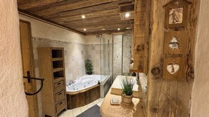 Baignoire, sĂšche-cheveux, serviettes fournies