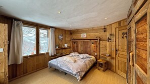 3 quartos, ferros/tábuas de passar roupa, berço de viagem